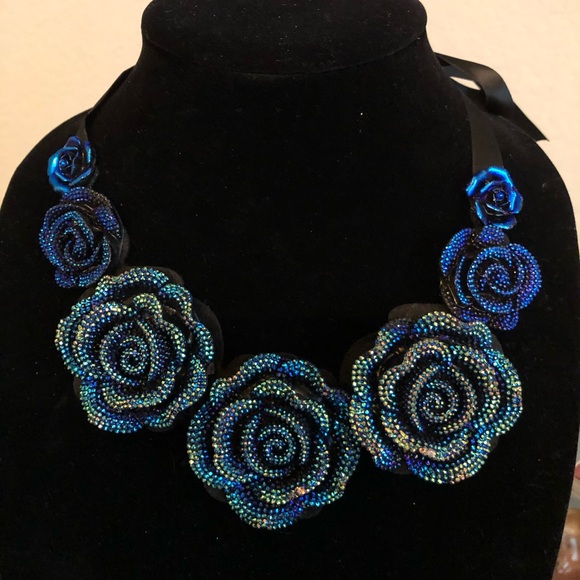 Jewelry - 🎉 Blue Roses Statement Necklace